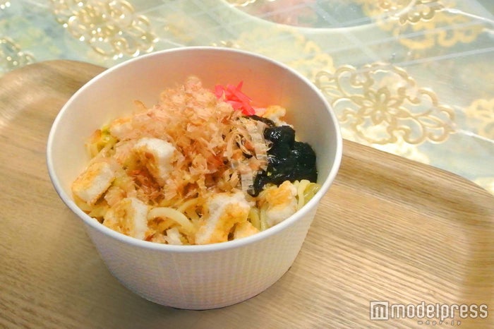 「江戸やきそば(海苔の佃煮&歌舞伎揚トッピング)」500円(税込)/画像提供:すみだ水族館