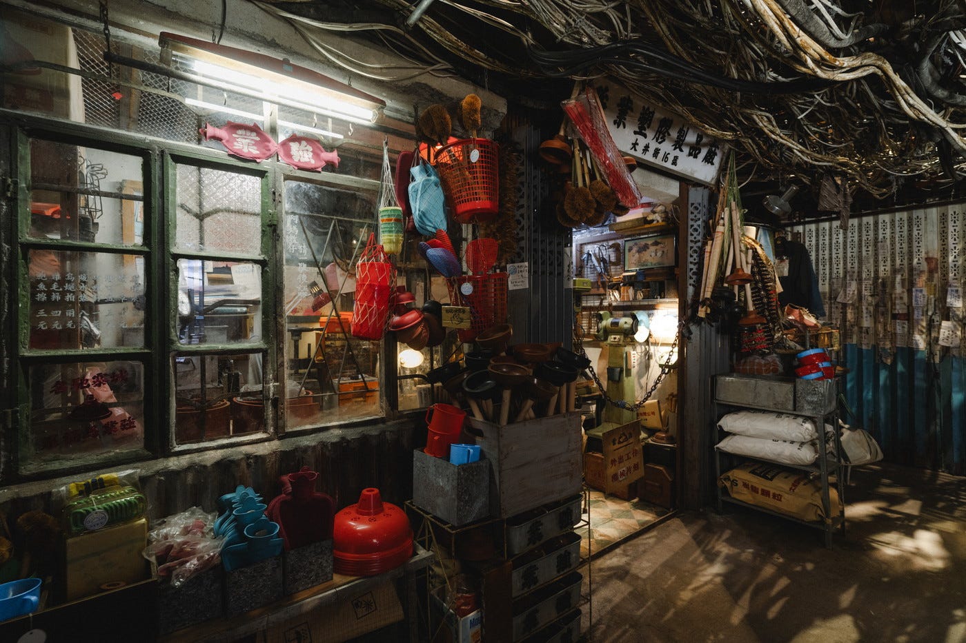 香港で映画「トワイライト・ウォリアーズ」のセット展、七記冰室や理髪店など象徴的なシーンを再現