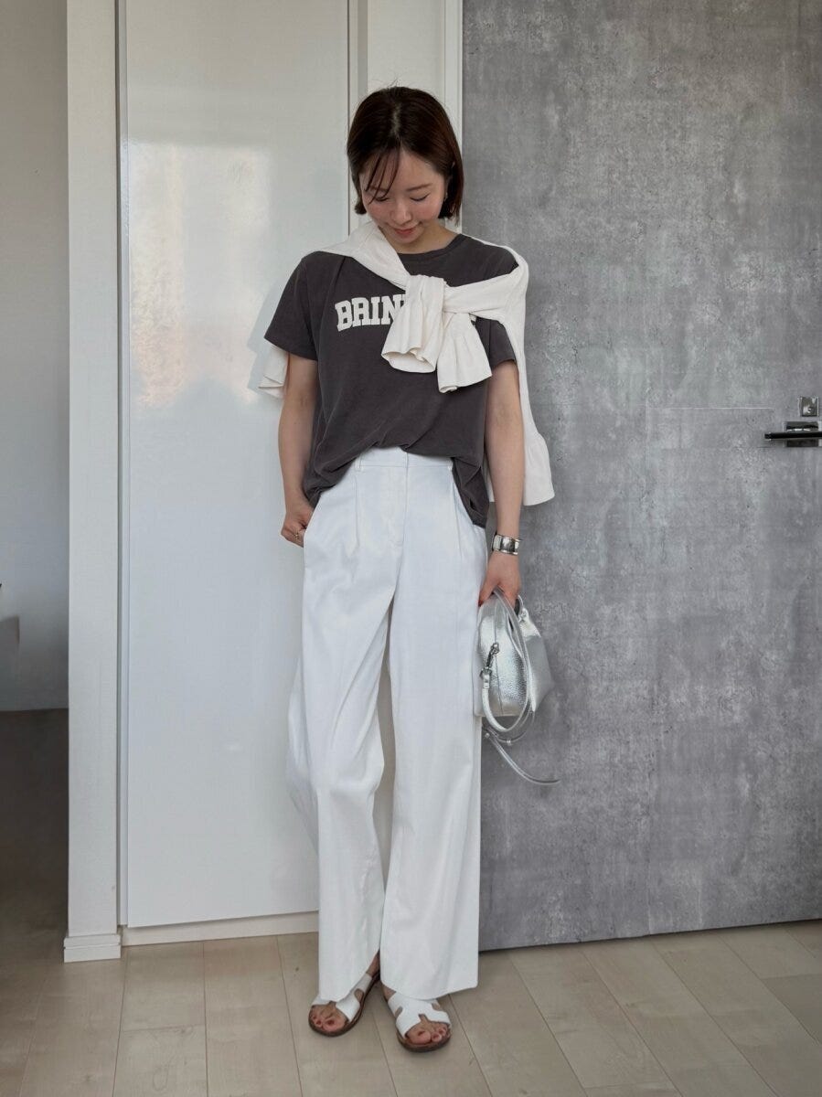 ユニクロ　サングラス/ボストンコンビ　ロゴT×白パンツコーデ　サングラスなし