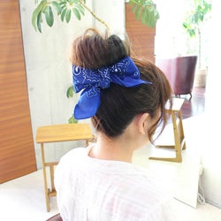 バンダナを使って無造作キュートに!ゆるめの大きめお団子ヘアスタイルがかわいい