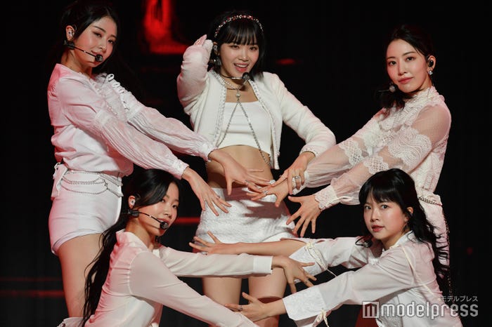 (左から時計回り)YUNJIN、CHAEWON、SAKURA、EUNCHAE、KAZUHA/LE SSERAFIM (C)モデルプレス
