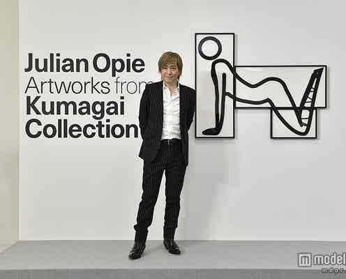 小室哲哉、シックな黒スーツスタイルで登場 現代アートに触れる