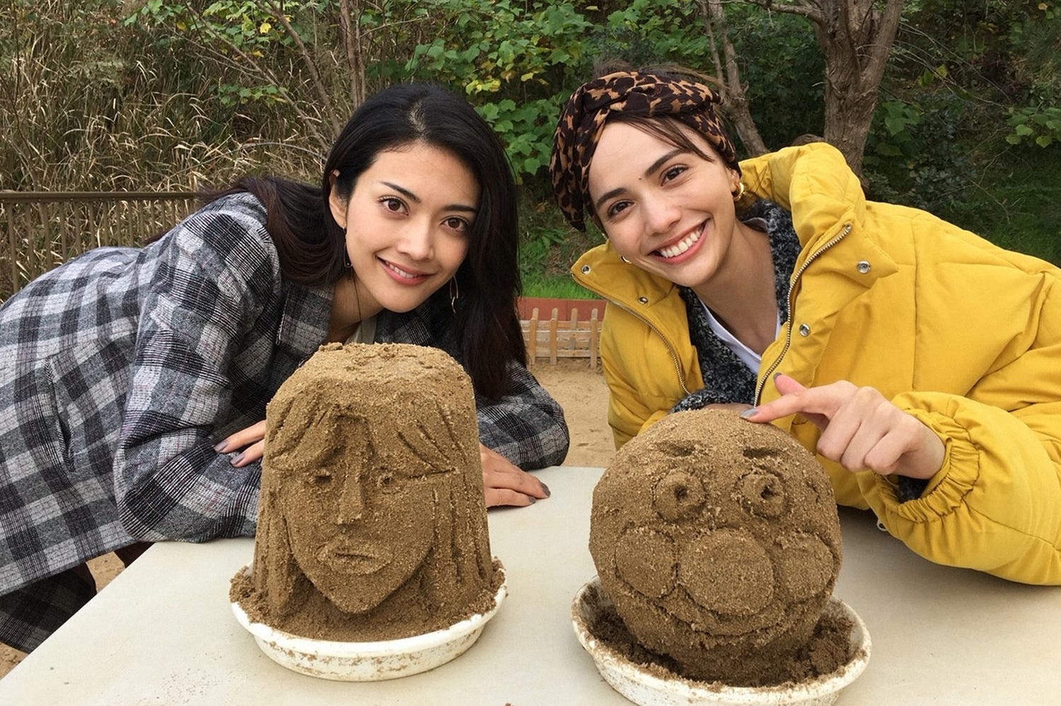 田中道子&伊藤ニーナ、鳥取で温泉&絶品海鮮グルメ旅 ラクダ乗りにも挑戦