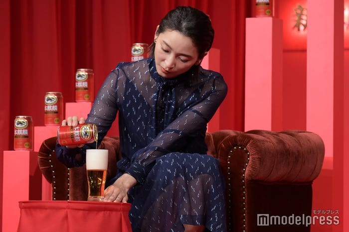 発泡酒を注ぐ杏(C)モデルプレス