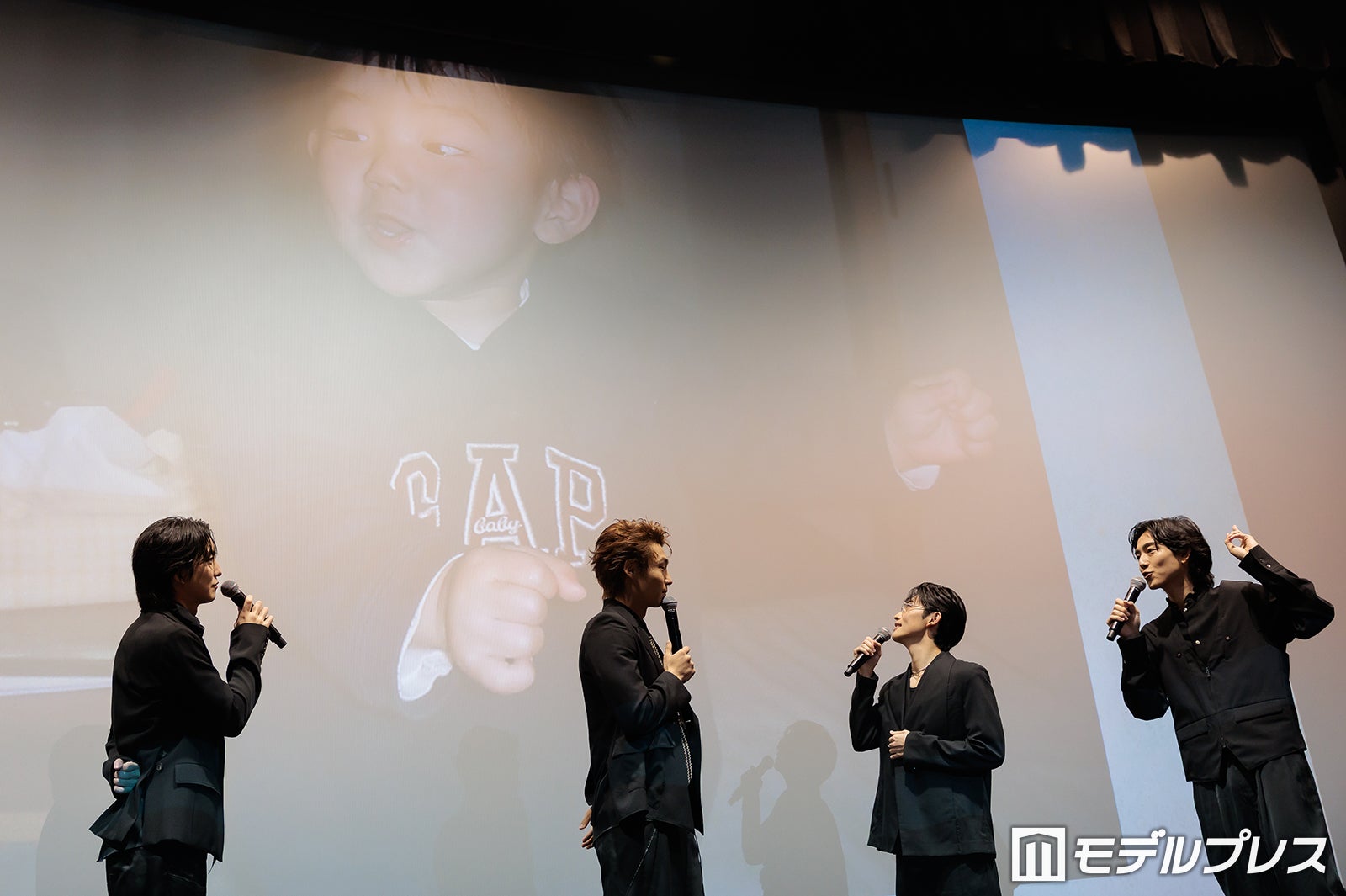 駒木根葵汰の幼少期写真を見る一同（C）モデルプレス