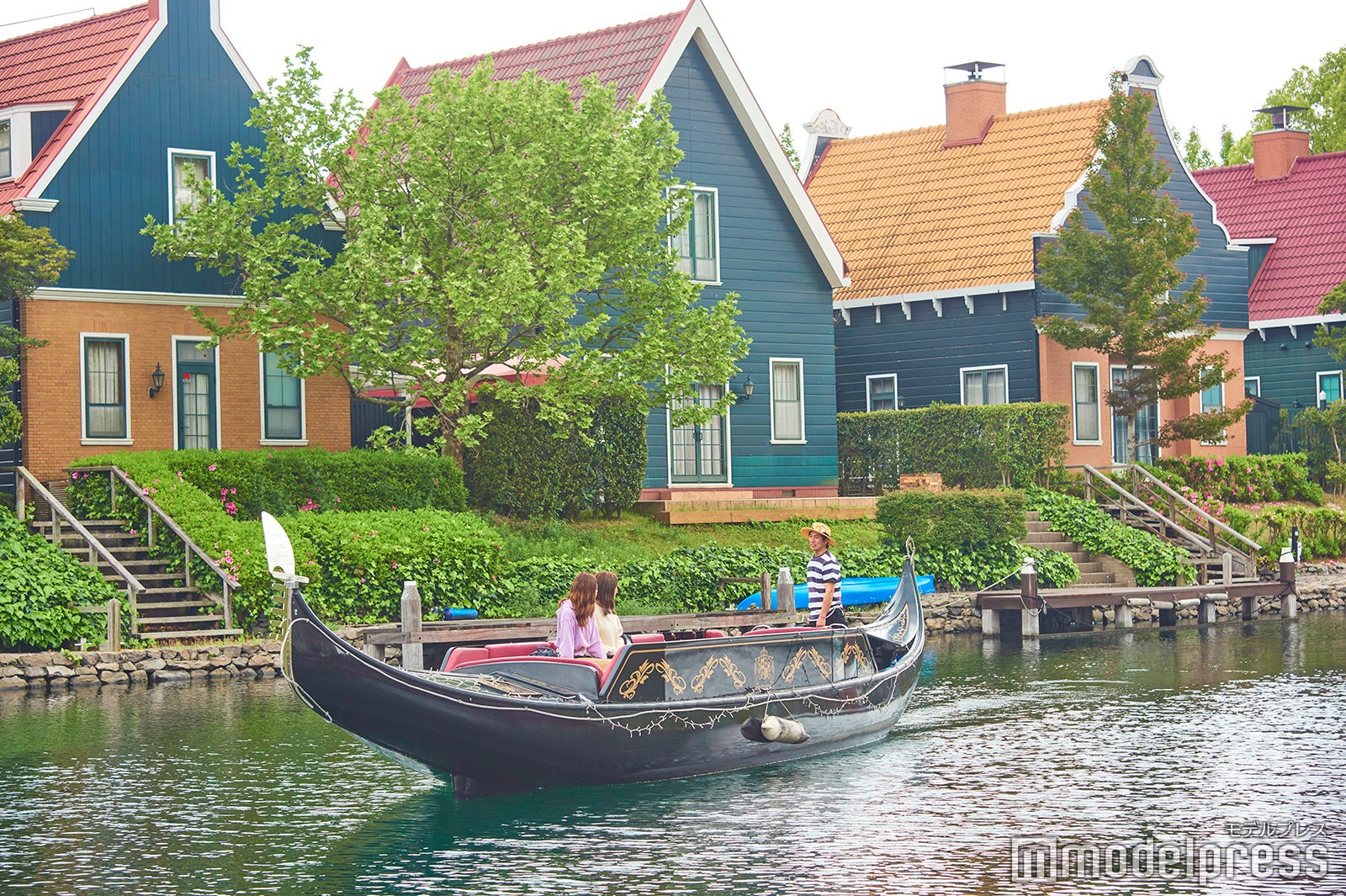 運河沿いの街並みを横目にのんびりクルーズ（C）モデルプレス