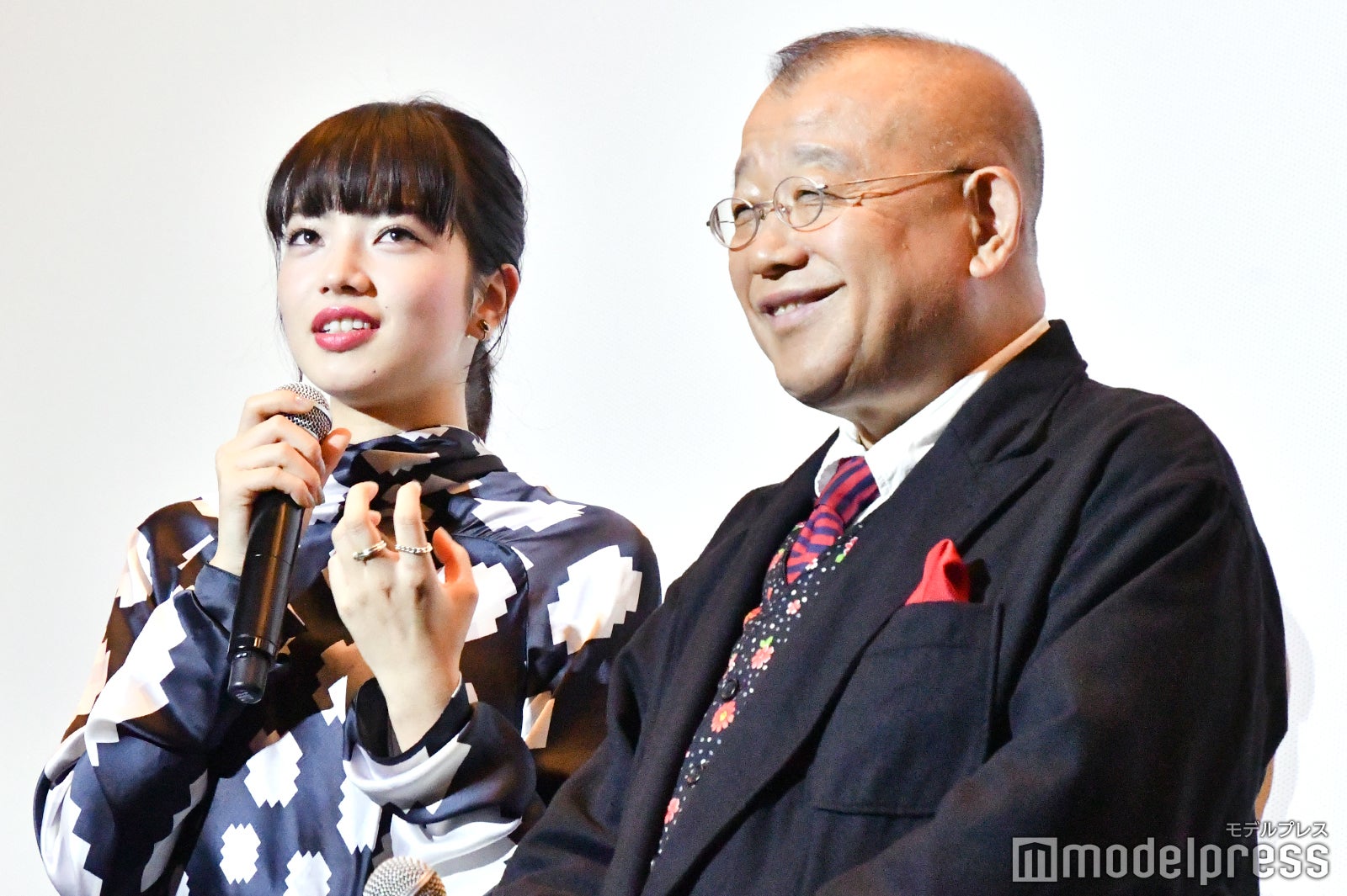 （左から）小松菜奈、笑福亭鶴瓶（C）モデルプレス