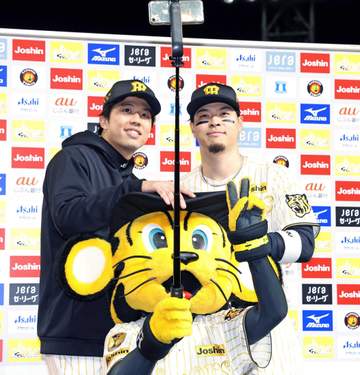 阪神・佐藤輝の驚くべき観察眼 「あいつの打撃はすごいですよ。ファームの試合も見てますから」