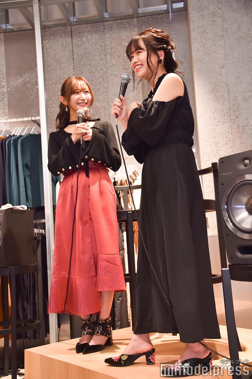 「実は肩出しは苦手」という菅本裕子もお気に入りのワンピース （C）モデルプレス