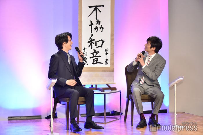 共同作品「不協和音」を完成させた中村倫也、田中圭(C)モデルプレス