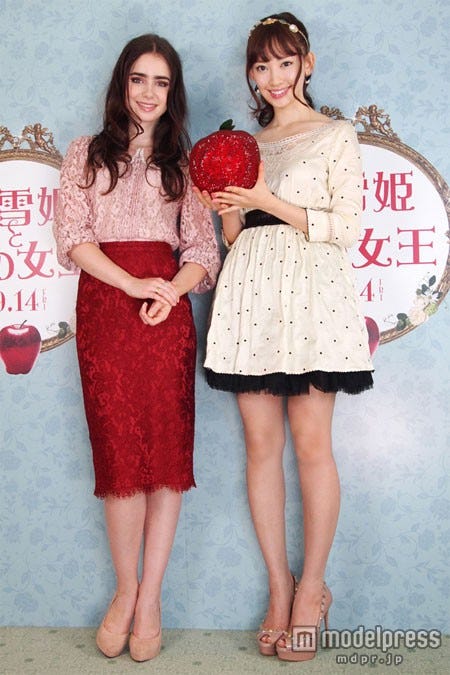 極秘対談を行ったリリー・コリンズと小嶋陽菜/(c)2011 Relativity Media, LLC. All Rights Reserved.