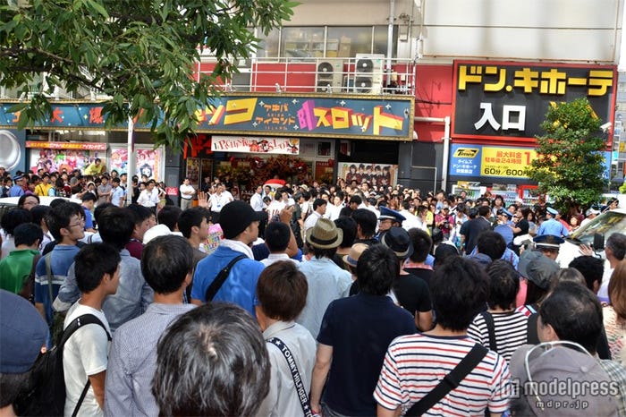 メンバーをひと目見ようと劇場の裏口にファンが殺到