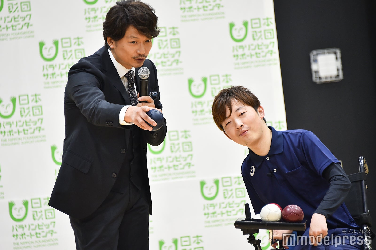 杉村選手にアドバイスを受ける香取 （C）モデルプレス