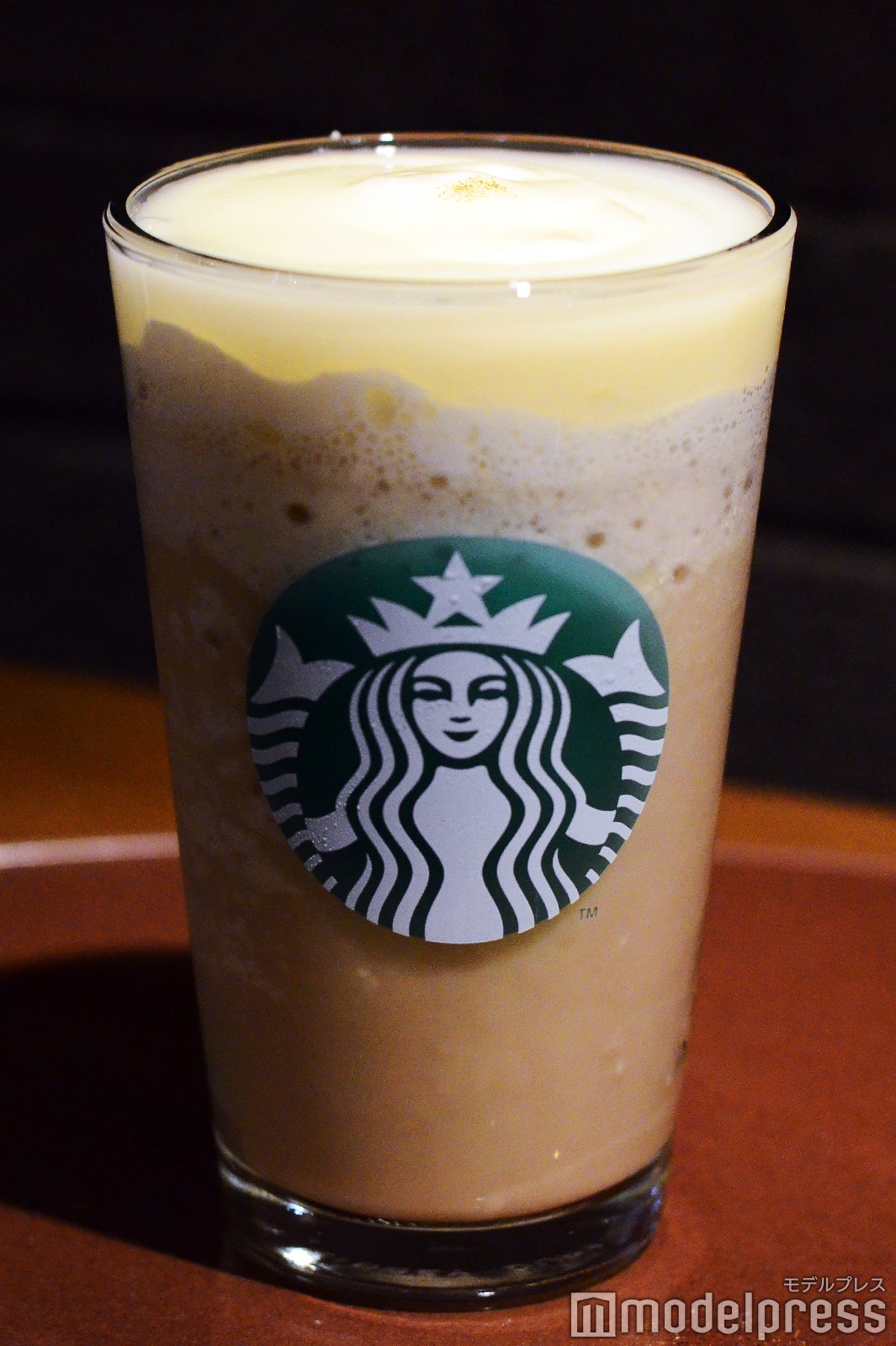 （左から）オペラ フラペチーノ、ホワイト オペラ フラペチーノ（C）モデルプレス