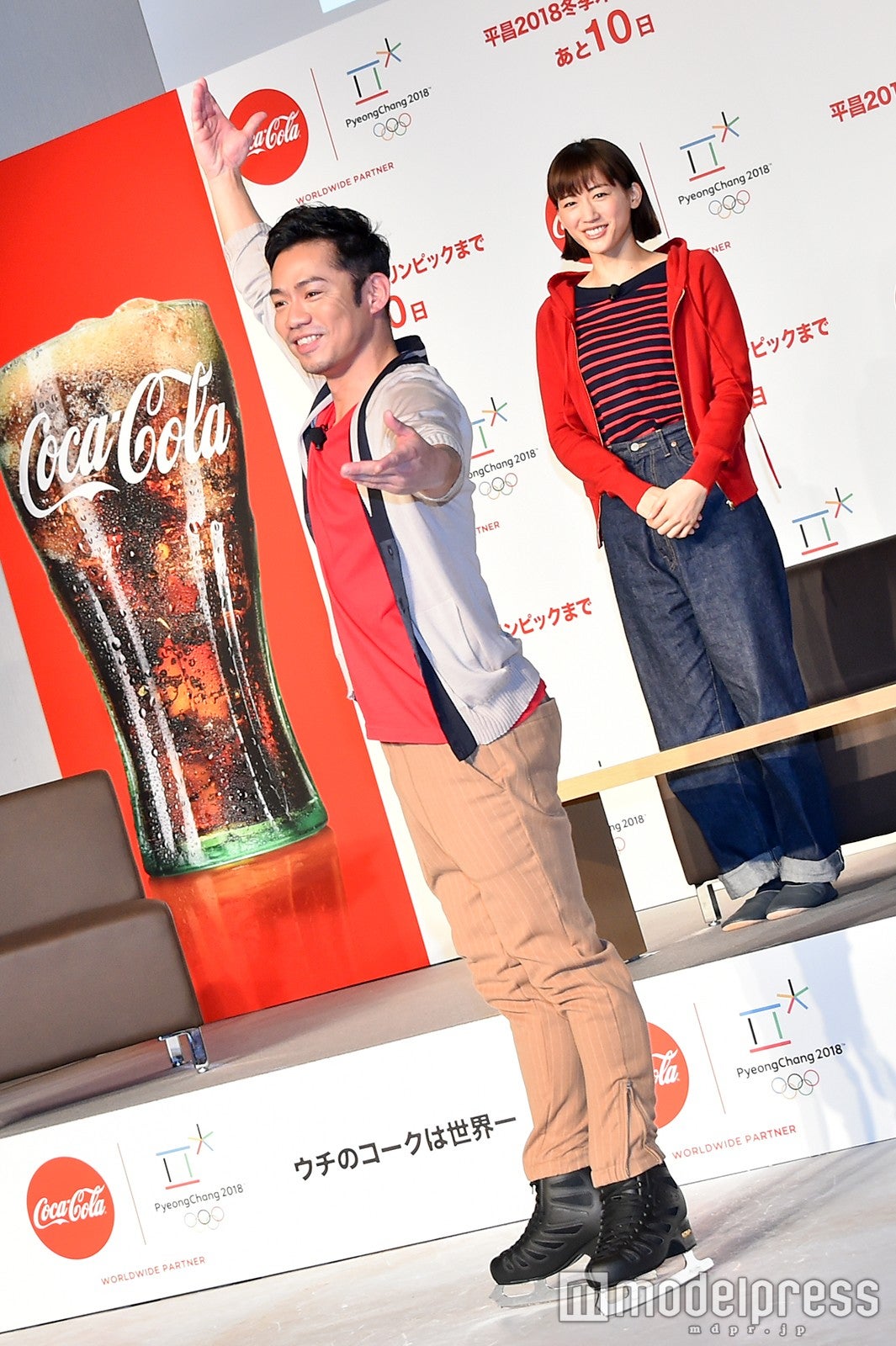 リンクに登場した高橋大輔、綾瀬はるか （C）モデルプレス