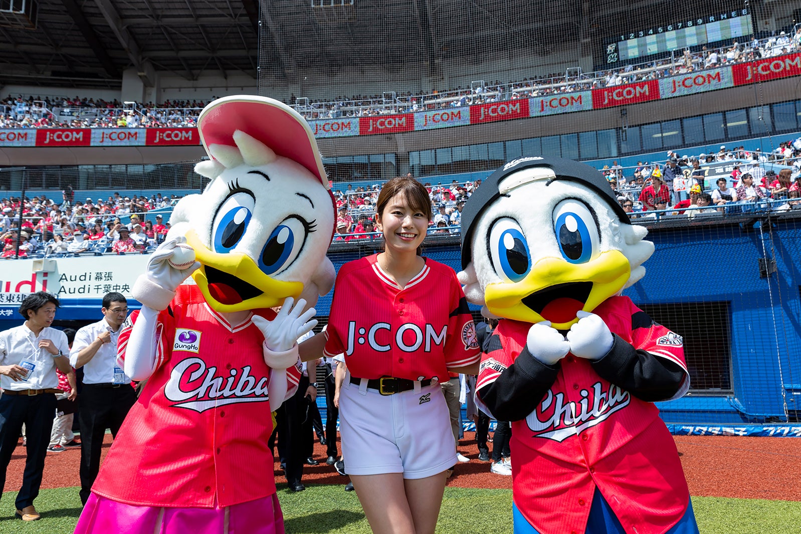 （写真中央）稲村亜美（提供写真）