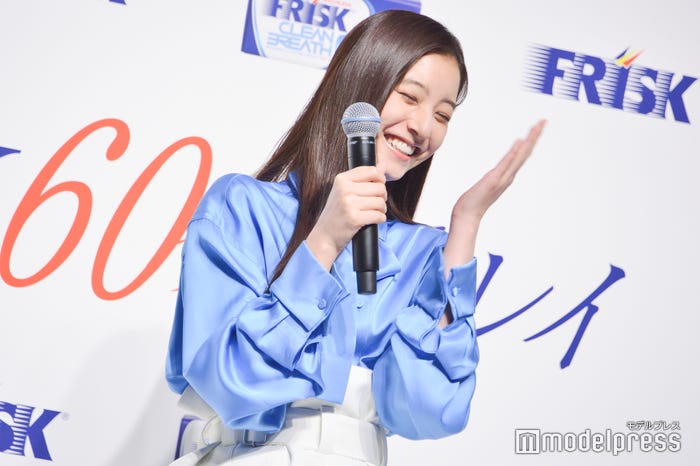 歌披露に照れる新木優子(C)モデルプレス