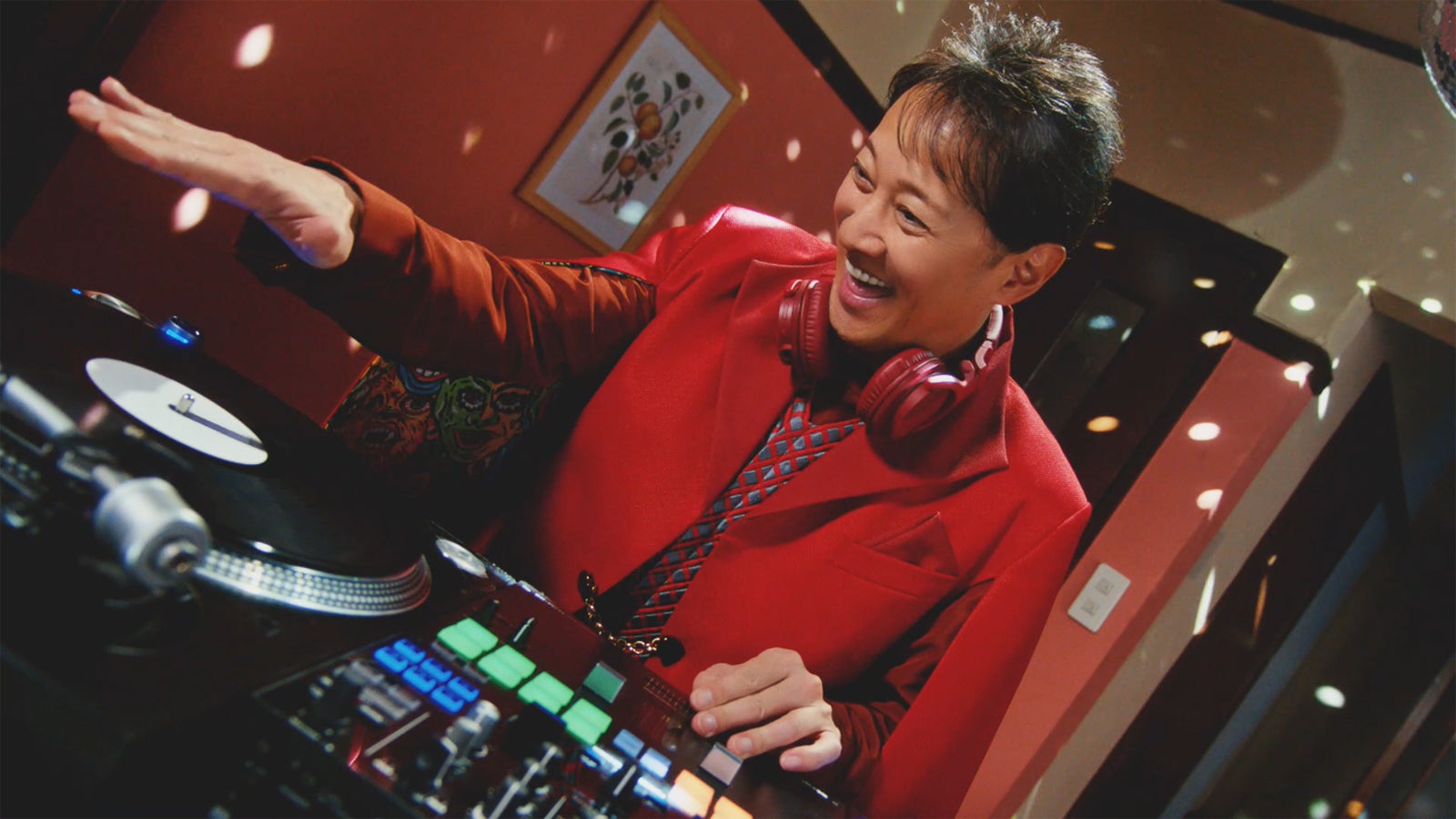 中居正広／新テレビCM「ペイトク スクラッチする」篇より（提供写真）