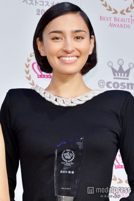 「2013年ベストビューティストアワード」を受賞した長谷川潤