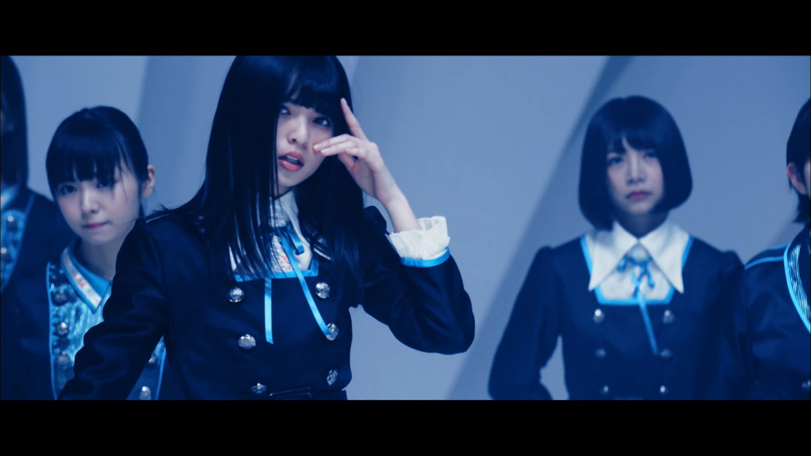 坂道AKB『誰のことを一番 愛してる？』ミュージックビデオより（C）AKS