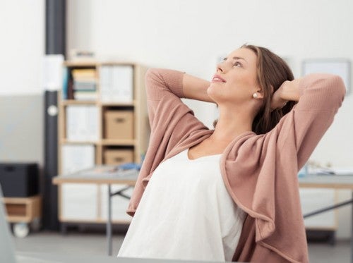 背もたれにかかる女性