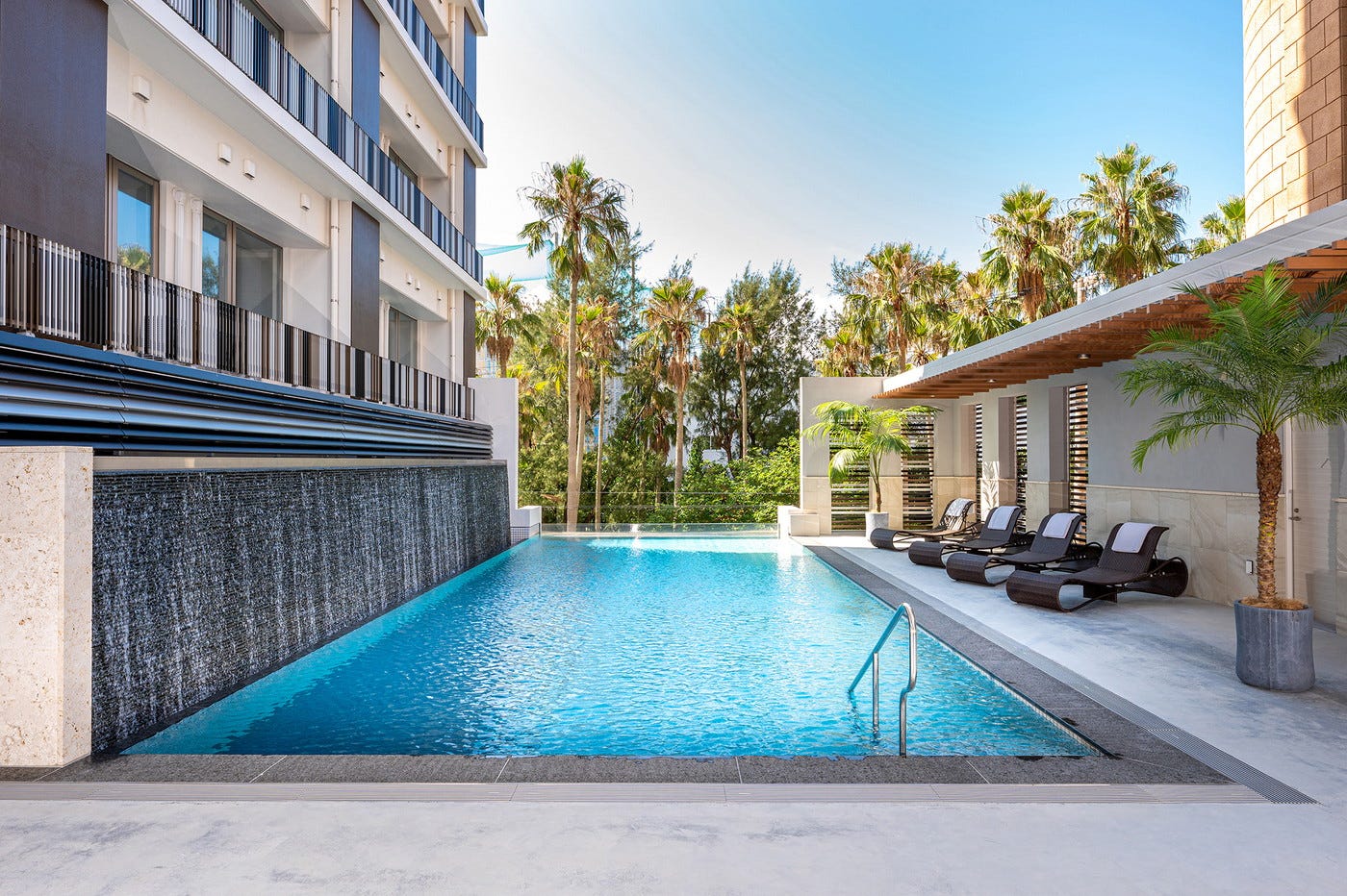 沖縄「ホテルサンスイナハ」温泉&スカイプール完備 那覇空港へも好アクセス