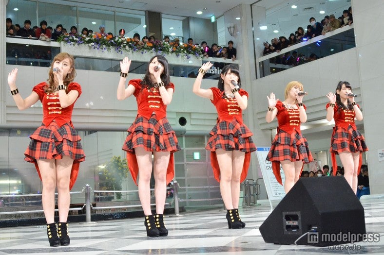 ℃-ute、ミニスカで新曲パフォーマンス　2千人が熱狂