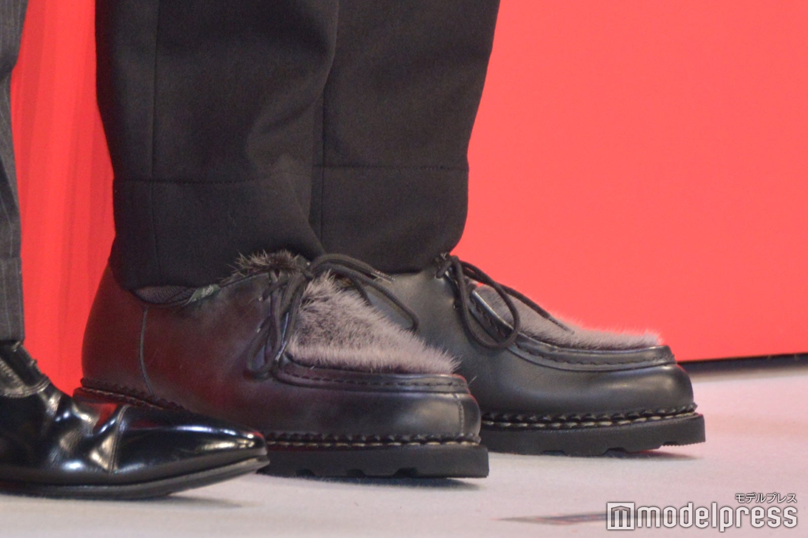 星野源、足元がもふもふで可愛い （C）モデルプレス