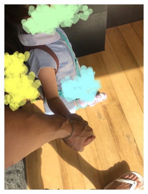 幼稚園に向かう麗禾ちゃん/市川海老蔵オフィシャルブログ(Ameba)より