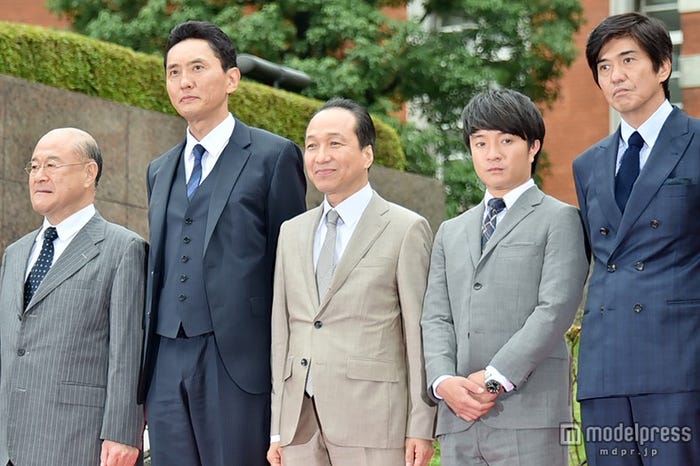 左から:角野卓造、松重豊、小日向文世、濱田岳、佐藤浩市