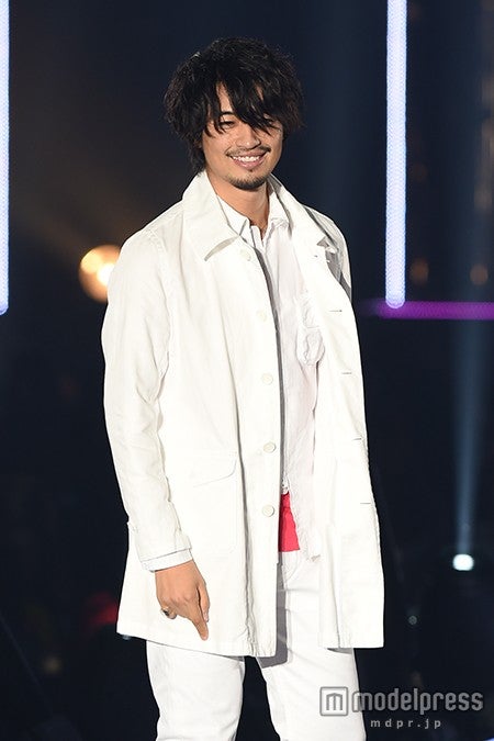 斎藤工のサプライズプレゼントに女子悲鳴＜TGC2015A／W＞