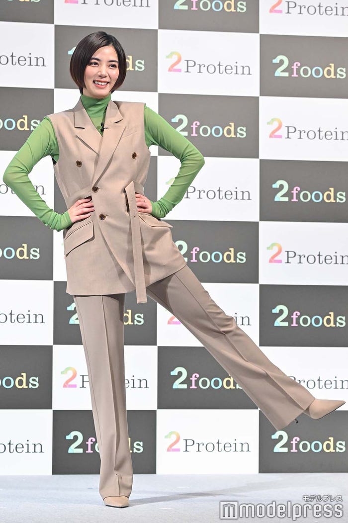 エクササイズをしながら質問に答える池田エライザ(C)モデルプレス