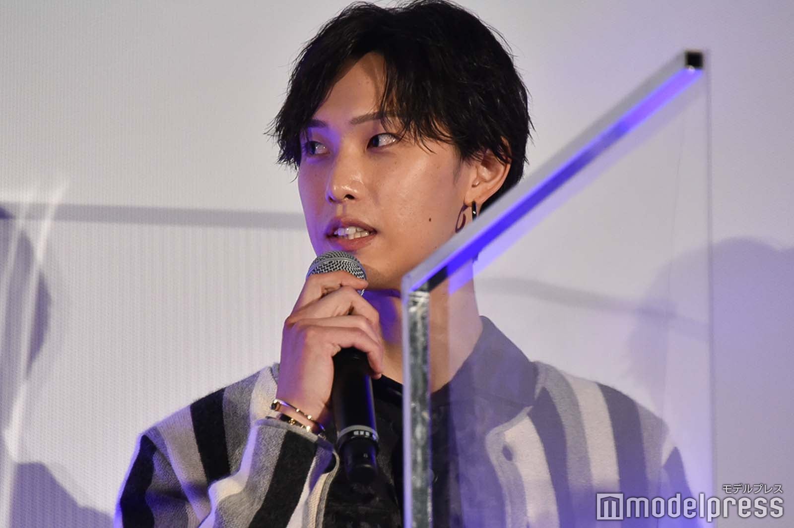 鳳仙の新メンバーとして紹介される堀夏喜 （C）モデルプレス