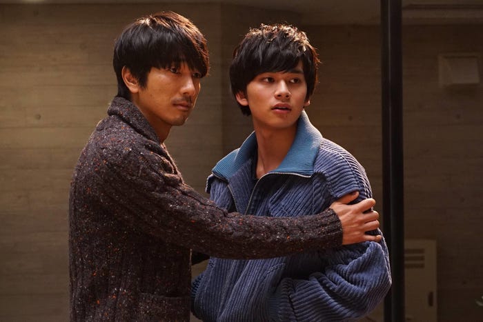 眞島秀和、北村匠海/「隣の家族は青く見える」より(C)フジテレビ