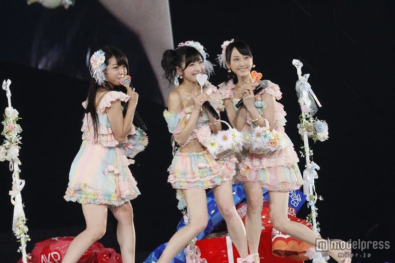 「キャンディー」を歌唱する峯岸みなみ、渡辺麻友、松井玲奈（C）AKS