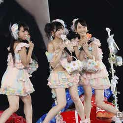 「キャンディー」を歌唱する峯岸みなみ、渡辺麻友、松井玲奈(C)AKS