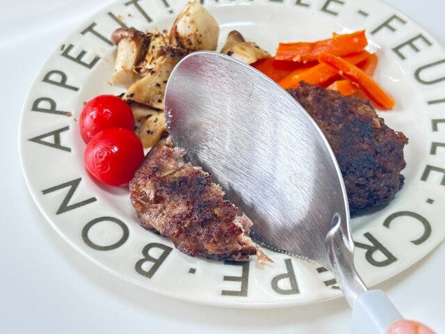 セリア カットして取り分けられるスプーン セリアのカットして取り分けられるスプーンでハンバーグを切る