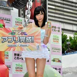 美脚を大胆に披露した指原莉乃