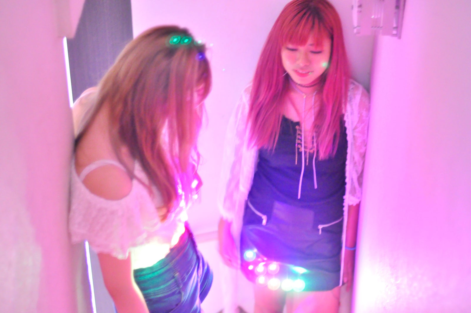 遊びの中で生まれた光るアイテム（提供写真）