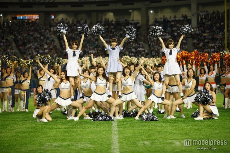 乃木坂46、SEXYなチアリーダーズと迫力パフォーマンス