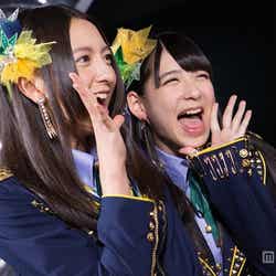 (左より)森保まどか、田島芽瑠(C)AKS