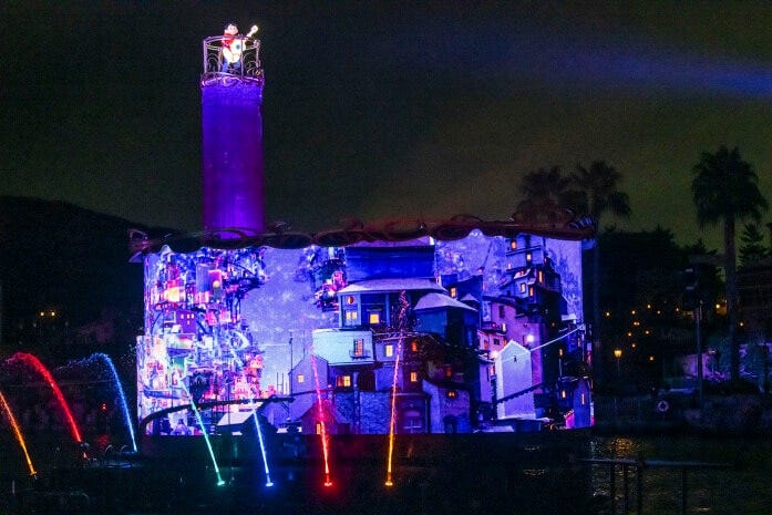 ギターを持ったミゲルが現れます。彼がギターを弾くと、金色のマリーゴールドが宙を舞います