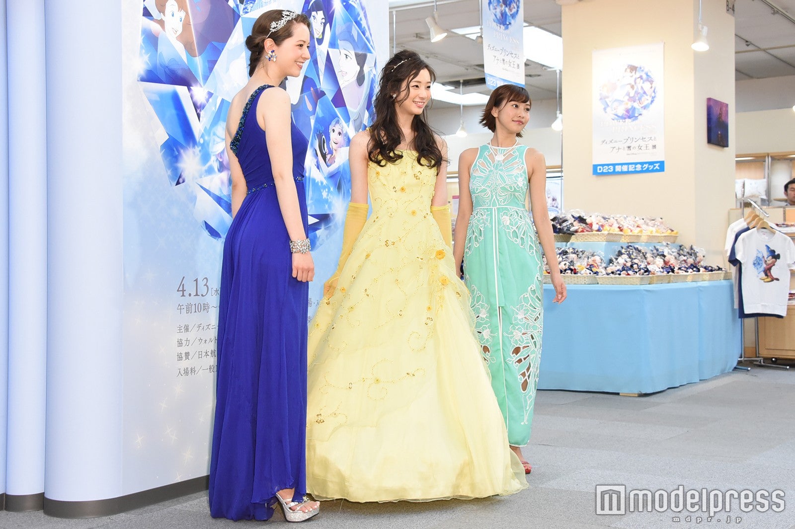 （左から）春香クリスティーン、足立梨花、佐野ひなこ（C）モデルプレス