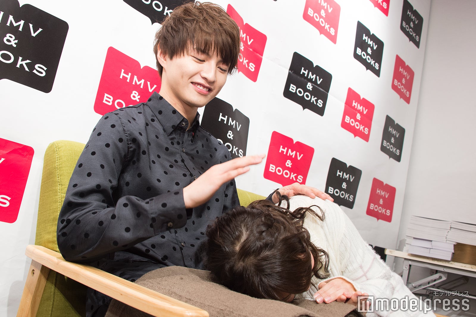 頭ポンポン（C）モデルプレス