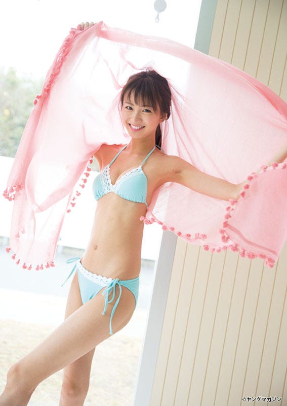 岡崎紗絵(C)佐藤佑一/ヤングマガジン