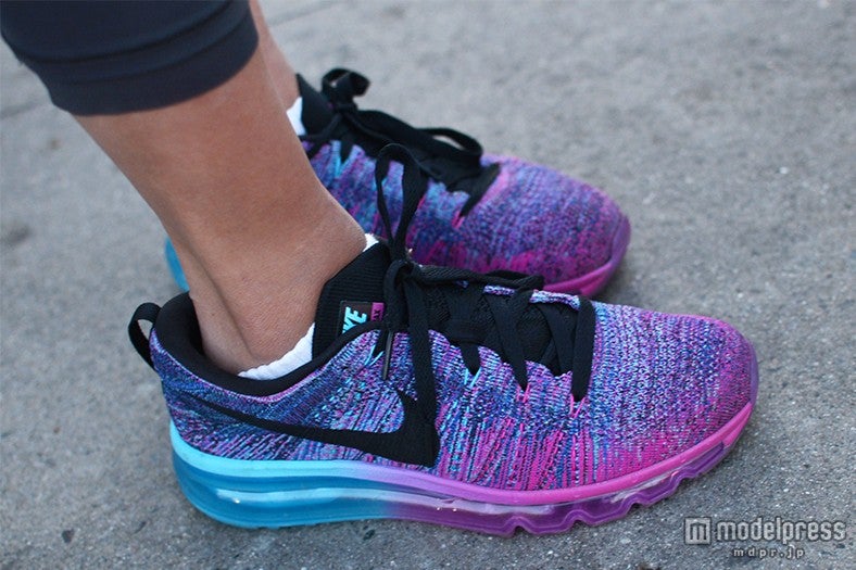 ファッションのポイントはカラフルなスニーカー