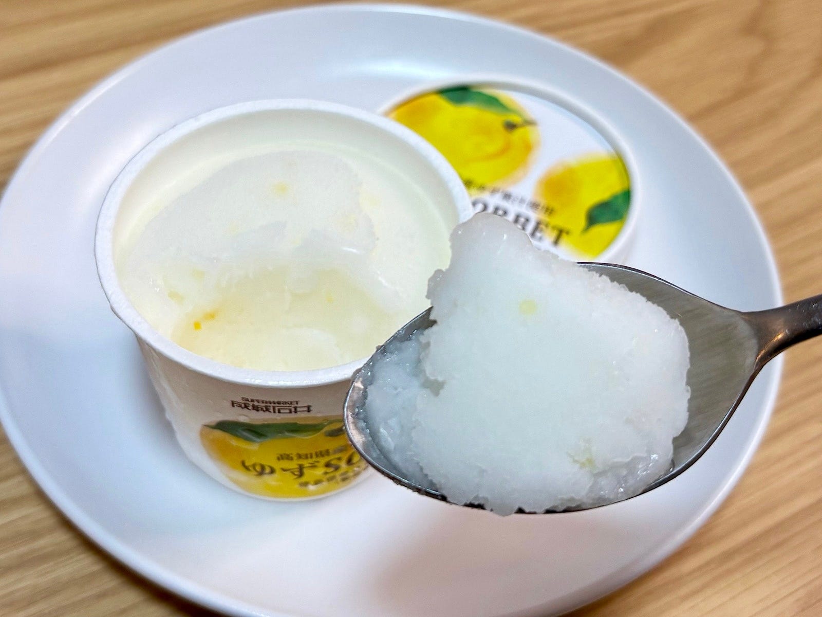 ゆずの風味が濃厚。軽やかで爽快感あふれるソルベは暑い日に食べたい一品です！