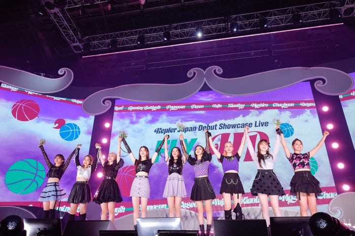 ヨンウン、ヒカル、イェソ、シャオティン、ユジン、ダヨン、ヒュニンバヒエ、チェヒョン、マシロ「Kep1er Japan Debut Showcase Live <FLY-UP>」撮影:上山陽介/木村泰之(提供写真)