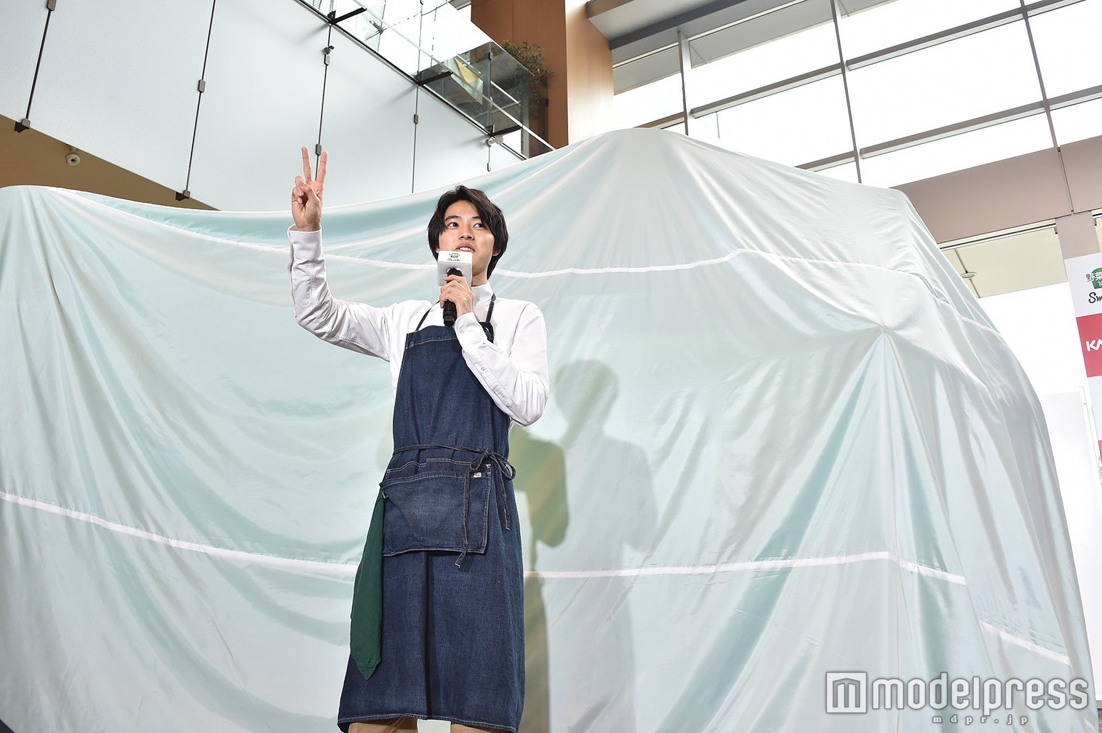 「3、2、1」とカウントダウンする山崎賢人