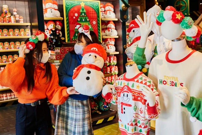 雪だるまのようなクッション 1個4000円、ポンポンかむり 3200円、スウェット 6700円など。「ワンナップ・ファクトリー」などで販売　画像提供：ユニバーサル・スタジオ・ジャパン
